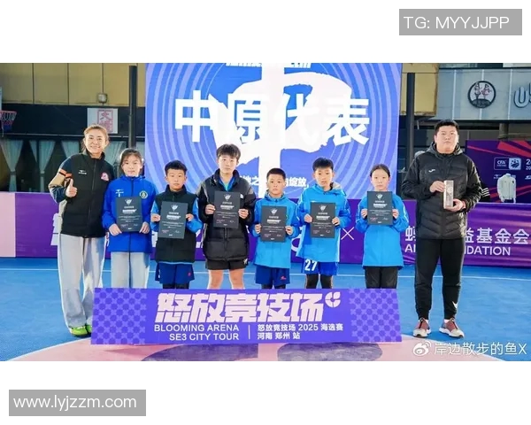 当红球星低调现身街头足球赛场引发路人热情围观与欢呼